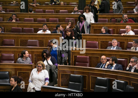 Madrid, Spagna. 08 Mar, 2017. Donne politici lasciare il Parlamento spagnolo a causa delle donne giorno arrestare durante una sessione ordinaria a Madrid, mercoledì 08, Marzo 2017. Credito: Gtres Información más Comuniación on line, S.L./Alamy Live News Foto Stock