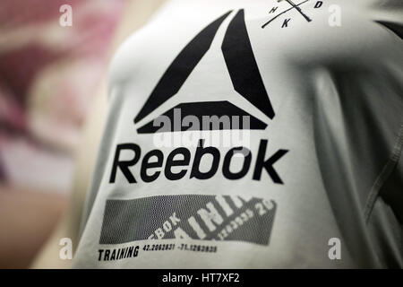 Herzogenaurach, Germania. 08 Mar, 2017. Il Reebok logo su una camicia in occasione di una conferenza stampa a cui Adidas ha rilasciato la sua relazione finanziaria per il 2016 in Herzogenaurach, Germania, 08 marzo 2017. Foto: Daniel Karmann/dpa/Alamy Live News Foto Stock