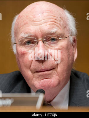 Stati Uniti il senatore Patrick J. Leahy (Democratico del Vermont) assiste il Senato degli Stati Uniti Comitato sulla magistratura udienza per la presentazione di candidature del Procuratore statunitense per il distretto del Maryland asta J. Rosenstein da vice procuratore generale e Rachel L. Marca, membro del consiglio di amministrazione, la privacy e le Libertà Civili Organismo di Vigilanza, di Iowa, da associare il procuratore generale al Campidoglio di Washington DC martedì 7 marzo, 2017. Credito: Ron Sachs/CNP - nessun filo SERVICE - foto: Ron Sachs/consolidato Notizie Foto/Ron Sachs - CNP Foto Stock