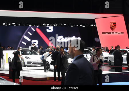 Ginevra, Svizzera. 08 Mar, 2017. La Porsche in stallo al 87th Geneva International Motor Show. La mostra è aperta alla stampa dal 09.03.17 e il pubblico in generale dal 19.03.17. Foto: Uli Deck/dpa/Alamy Live News Foto Stock