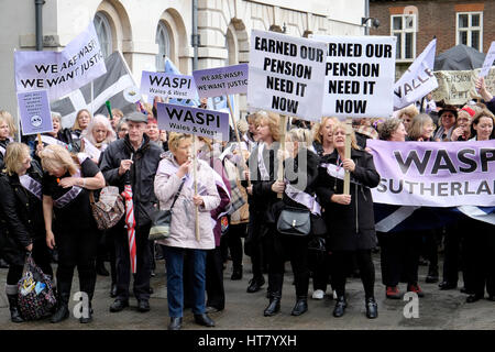 Londra, UK, 8 marzo 2017 . Centinaia di donne stadio a protestare per combattere la pensione statale di cambiamenti, come il cancelliere fornisce il suo bilancio. Credito: Yanice Idir / Alamy Live News Foto Stock