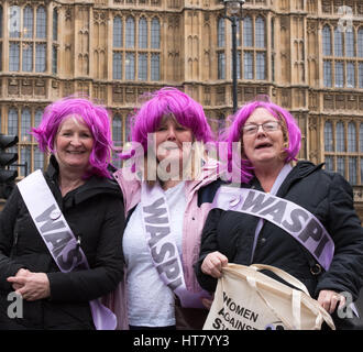 Londra, Regno Unito. 8 marzo 2017. Le donne contro lo stato di disuguaglianza Pensiobn protesta al di fuori della House of Commons il bilancio credito al giorno: Ian Davidson/Alamy Live News Foto Stock