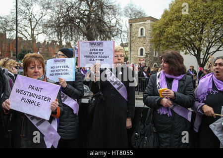 Londra, Regno Unito. 8 marzo 2017. Centinaia di donne protestare al di fuori del Parlamento europeo sulla giornata internazionale della donna contro la pensione statale di credito disuguaglianza: Dinendra Haria/Alamy Live News Foto Stock