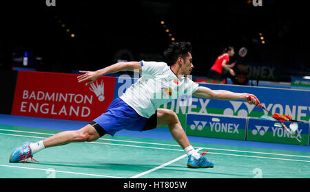 Birmingham. 8 Mar, 2017. Della Cina di Tian Houwei restituisce il volano durante gli Uomini Singoli Primo turno match con Tommy Sugiarto di Indonesia presso tutti Inghilterra aprire Badminton 2017 a Birmingham, la Gran Bretagna il 8 marzo 2017. Credito: Han Yan/Xinhua/Alamy Live News Foto Stock