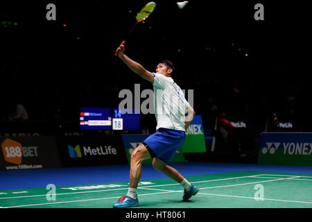 Birmingham. 8 Mar, 2017. Della Cina di Tian Houwei restituisce il volano durante gli Uomini Singoli Primo turno match con Tommy Sugiarto di Indonesia presso tutti Inghilterra aprire Badminton 2017 a Birmingham, la Gran Bretagna il 8 marzo 2017. Credito: Han Yan/Xinhua/Alamy Live News Foto Stock