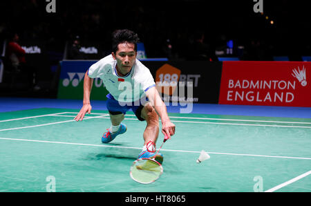 Birmingham. 8 Mar, 2017. Della Cina di Tian Houwei restituisce il volano durante gli Uomini Singoli Primo turno match con Tommy Sugiarto di Indonesia presso tutti Inghilterra aprire Badminton 2017 a Birmingham, la Gran Bretagna il 8 marzo 2017. Credito: Han Yan/Xinhua/Alamy Live News Foto Stock