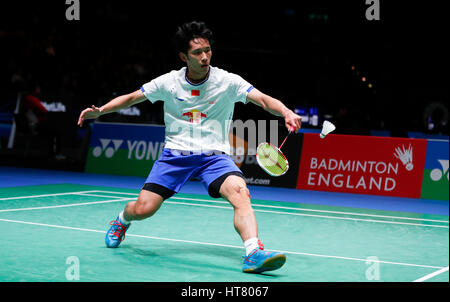 Birmingham. 8 Mar, 2017. Della Cina di Tian Houwei restituisce il volano durante gli Uomini Singoli Primo turno match con Tommy Sugiarto di Indonesia presso tutti Inghilterra aprire Badminton 2017 a Birmingham, la Gran Bretagna il 8 marzo 2017. Credito: Han Yan/Xinhua/Alamy Live News Foto Stock