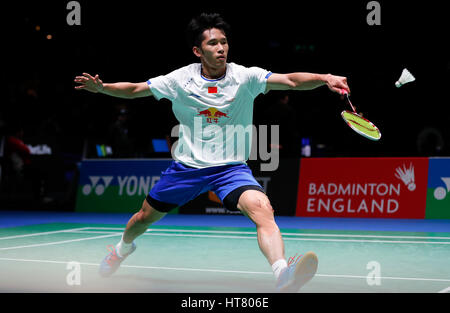 Birmingham. 8 Mar, 2017. Della Cina di Tian Houwei restituisce il volano durante gli Uomini Singoli Primo turno match con Tommy Sugiarto di Indonesia presso tutti Inghilterra aprire Badminton 2017 a Birmingham, la Gran Bretagna il 8 marzo 2017. Credito: Han Yan/Xinhua/Alamy Live News Foto Stock