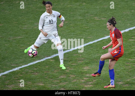 Washington DC, Stati Uniti d'America. 07Th Mar, 2017. La Germania Dzsenifer Marozsan (10) battaglie Inghilterra del Jodie Taylor (9) durante il confronto tra le donne del team nazionali di Germania e Inghilterra al SheBelieves Cup al RFK Stadium di Washington DC. La Germania ha vinto la partita 1-0. John Middlebrook/CSM/Alamy Live News Foto Stock