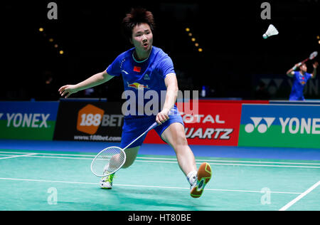 Birmingham. 8 Mar, 2017. La Cina ha Bingjiao restituisce il volano durante le Donne Singoli Primo turno match con Kim Hyo Min della Corea del Sud a tutti Inghilterra aprire Badminton 2017 a Birmingham, la Gran Bretagna il 8 marzo 2017. Credito: Han Yan/Xinhua/Alamy Live News Foto Stock