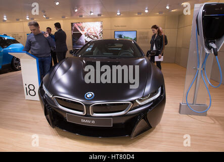 Ginevra, Svizzera. 8 Mar, 2017. Una BMW i8 è visibile sulla seconda giornata della stampa del 87th International Motor Show di Ginevra, in Svizzera, il 8 marzo 2017. Credito: Xu Jinquan/Xinhua/Alamy Live News Foto Stock