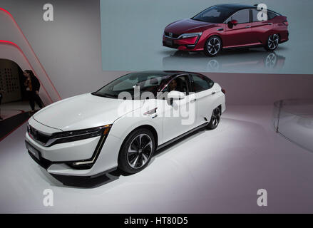 Ginevra, Svizzera. 8 Mar, 2017. Una Honda chiarezza auto è visto sulla seconda giornata della stampa del 87th International Motor Show di Ginevra, in Svizzera, il 8 marzo 2017. Credito: Xu Jinquan/Xinhua/Alamy Live News Foto Stock