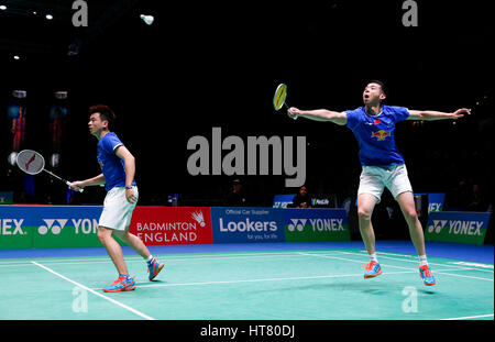 Birmingham. 8 Mar, 2017. Della Cina di Lu Kai/Zheng Siwei (L) competere durante gli Uomini Doppio Primo turno match con Mathias Boe/Carsten Mogensen della Danimarca a tutti Inghilterra aprire Badminton 2017 a Birmingham, la Gran Bretagna il 8 marzo 2017. Credito: Han Yan/Xinhua/Alamy Live News Foto Stock