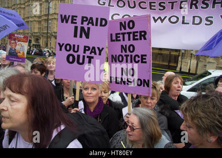 Londra REGNO UNITO. 8 marzo centinaia di donne da WASPI donne contro la pensione statale di disuguaglianza vestito di porpora tradizionali, raccolte al di fuori del Parlamento su International per dimostrare contro l'ingiustizia per le donne nate negli anni cinquanta (il o dopo il 6 aprile 1951) per quanto riguarda le modifiche al loro stato età pensionistica Credito: amer ghazzal/Alamy Live News Foto Stock