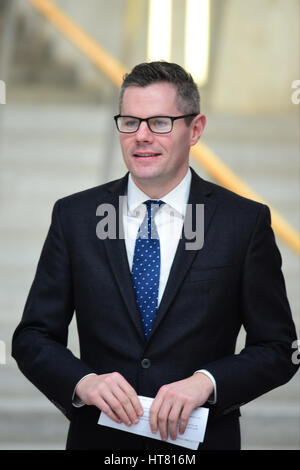 Edimburgo, Scozia, Regno Unito. 8 Mar, 2017. Finanza scozzese Segretario Derek Mackay fa il suo modo per la lobby del Parlamento scozzese a dare la sua reazione al bilancio del Regno Unito per i giornalisti, Credito: Ken Jack/Alamy Live News Foto Stock
