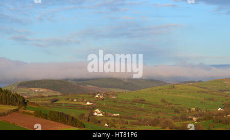 Cambrian Mountains, Wales, Regno Unito. 8 marzo 2017. Regno Unito - Previsioni del tempo - Dopo un giorno di primavera-come meteo, una banda di nuvola illuminata dal sole di sera si blocca al di sopra del Cambriano montagne vicino Aberystwyth, Galles, UK Credit: John Gilbey/Alamy Live News Foto Stock