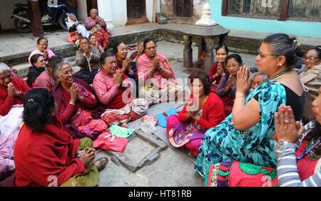 Kathmandu, Nepal. 8 Mar, 2017. Sheela Sayami, un lavoratore sociale (R) interagente con i superstiti del terremoto, che sono anche i cittadini anziani, in occasione della Giornata internazionale della donna a Kathmandu, Nepal. Sheela Sayami, un lavoratore sociale corre un non remunerative di organizzazione denominata ''Nhapangu Pala (primo passo in lingua Newari) che si impegna con le vittime del terremoto nel racconto e attività creative come la preparazione di lampade di filettatura. Più di 60 cittadini anziani di età compresa tra 70 a 96 anni di raccogliere tutti i giorni di condividere i loro sentimenti e si impegnano in diverse attività sotto l'iniziativa di Sheela Sayami. (Credito Immagine: © Foto Stock