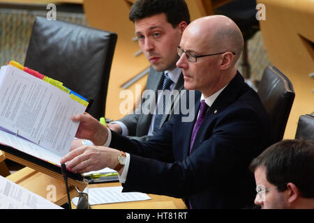 Edimburgo, Scozia, Regno Unito, 08, Marzo 2017. Istruzione scozzese Segretario John Swinney durante l'istruzione delle domande al parlamento scozzese, Credito: Ken Jack/Alamy Live News Foto Stock