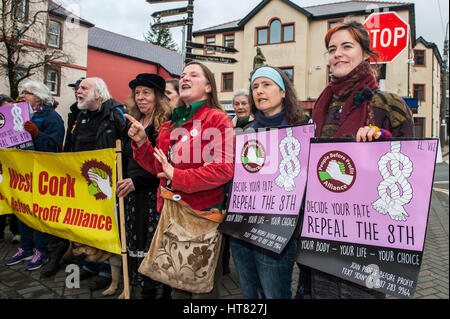 Skibbereen, Irlanda. 8 Mar, 2017. In coincidenza con la Giornata internazionale della donna, un gruppo di attivisti del West Cork persone prima alleanza di profitto si sono riuniti a Skibbereen Town Square per protestare contro l'Ottavo emendamento n. L'ottava modifica della Costituzione irlandese ha dato il riconoscimento esplicito al diritto alla vita del nascituro, essenzialmente il divieto di aborto in Irlanda. ©Andy Gibson/Alamy Live News. Foto Stock