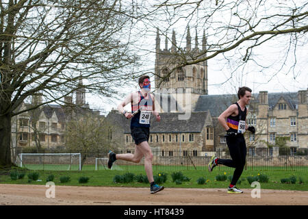 Oxford, Oxfordshire, Inghilterra, Regno Unito. 8 marzo 2017. I corridori passano la torre di Merton College Chapel in annuale di Teddy Hall relè evento. I relè comprendente maschile e femminile squadre nonché squadre miste di inizio e di fine all'Iffley Road via di corsa, famoso come la posizione del primo sub-4 minuti per miglio gestito da Roger Bannister. Credito: Colin Underhill/Alamy Live News Foto Stock