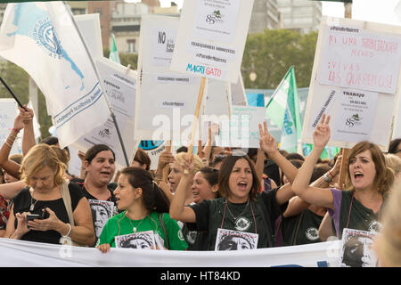 La Plata, Argentina. 8 Marzo, 2017. Sociale, studente e le organizzazioni politiche si sono riuniti questo pomeriggio in Plaza Moreno. Federico Julien/Alamy Live News Foto Stock