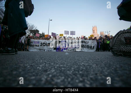 Madrid, Spagna. 08 Mar, 2017. Manifestanti marzo nel corso di una manifestazione a favore delle donne e della parità sulla Giornata internazionale della donna a Madrid, mercoledì 08, Marzo 2017. Credito: Gtres Información más Comuniación on line, S.L./Alamy Live News Foto Stock