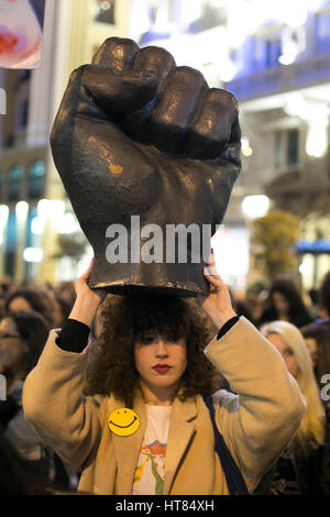 Madrid, Spagna. 08 Mar, 2017. Manifestanti marzo nel corso di una manifestazione a favore delle donne e della parità sulla Giornata internazionale della donna a Madrid, mercoledì 08, Marzo 2017. Credito: Gtres Información más Comuniación on line, S.L./Alamy Live News Foto Stock