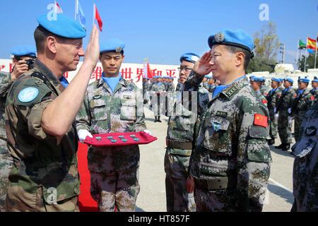 (170308) -- BEIRUT, 8 marzo 2017 (Xinhua) -- Pierre de Liot Nortbecourt (L, anteriore), il capo del personale delle Nazioni Unite Forza interinale in Libano (UNIFIL), premi una delle Nazioni Unite per la pace medaglia al colonnello cinese Pu Yi (R) anteriore a una medaglia parade cerimonia in onore del contingente cinese presso le truppe Cinesi' camp in Hinniyah villaggio nel sud del Libano, il 8 marzo 2017. Pierre de Liot Nortbecourt, il capo del personale delle Nazioni Unite Forza interinale in Libano (UNIFIL), ha salutato i caschi blu cinesi di mercoledì per la loro lunga impegno e dedizione, professionalità e sacrifi Foto Stock