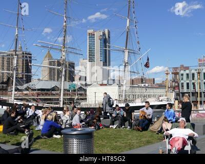 La città di New York, Stati Uniti d'America. 8 Mar, 2017. Gli studenti e i visitatori godere del bel tempo da Pier 15, East River Esplanade, nella città di New York, Stati Uniti d'America. Credito: Cecile Marion/Alamy Live News Foto Stock