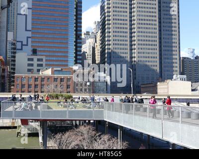 La città di New York, Stati Uniti d'America. 8 Mar, 2017. Gli studenti e i visitatori godere del bel tempo da Pier 15, East River Esplanade, nella città di New York, Stati Uniti d'America. Credito: Cecile Marion/Alamy Live News Foto Stock