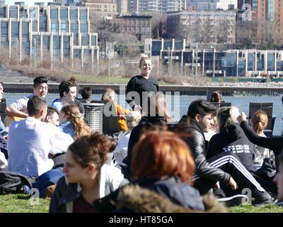 La città di New York, Stati Uniti d'America. 8 Mar, 2017. Gli studenti e i visitatori godere del bel tempo da Pier 15, East River Esplanade, affacciato Brooklyn in New York City, Stati Uniti d'America. Credito: Cecile Marion/Alamy Live News Foto Stock
