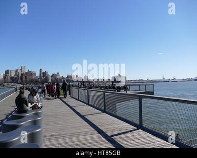 La città di New York, Stati Uniti d'America. 8 Mar, 2017. Gli studenti e i visitatori godere del bel tempo da Pier 15, East River Esplanade, affacciato Brooklyn in New York City, Stati Uniti d'America. Credito: Cecile Marion/Alamy Live News Foto Stock