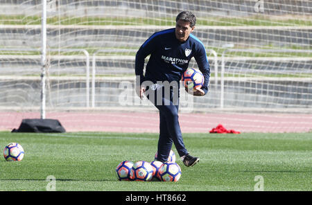 Marzo 8, 2017. 8 Sep, 2017. MÂ¡Laga, AndalucÂ-a, Spagna - Spagnolo Primera Division team Malaga CF è di nuovo head coach Jose Miguel González 'Michel' (2-R) conduce la sua prima sessione di formazione a Ciudad de Malaga stadium di Malaga, Spagna meridionale, 08 marzo 2017. Michel è stato nominato un giorno prima di sostituire Uruguayan Marcelo Romero. Il team prepara il suo prossimo Primera Division partita contro Alaves il prossimo 11 Marzo a Malaga è La Rosaleda stadio Credit: Fotos Lorenzo Carnero/ZUMA filo/Alamy Live News Foto Stock