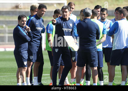 Marzo 8, 2017. 8 Sep, 2017. MÂ¡Laga, AndalucÂ-a, Spagna - Spagnolo Primera Division team Malaga CF è di nuovo head coach Jose Miguel González 'Michel' (2-R) conduce la sua prima sessione di formazione a Ciudad de Malaga stadium di Malaga, Spagna meridionale, 08 marzo 2017. Michel è stato nominato un giorno prima di sostituire Uruguayan Marcelo Romero. Il team prepara il suo prossimo Primera Division partita contro Alaves il prossimo 11 Marzo a Malaga è La Rosaleda stadio Credit: Fotos Lorenzo Carnero/ZUMA filo/Alamy Live News Foto Stock