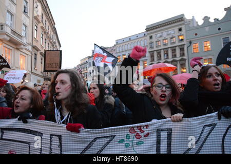 Cracovia, in Polonia. 8 Mar, 2017. La Giornata internazionale della donna nel rally di Cracow Polonia Credito: Iwona Fijoł/Alamy Live News Foto Stock