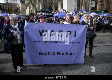 Londra, Regno Unito. 8 Marzo, 2017. Gli attivisti da donne contro la pensione statale di disuguaglianza (WASPI) protestare fuori del Parlamento sul bilancio di giorno e la Giornata internazionale della donna contro le modifiche allo stato dell'età di pensionamento imposti alle donne nate negli anni cinquanta, e in particolare circa la mancanza di informazioni loro fornite con riguardo alle loro pensioni statali. Credito: Mark Kerrison/Alamy Live News Foto Stock