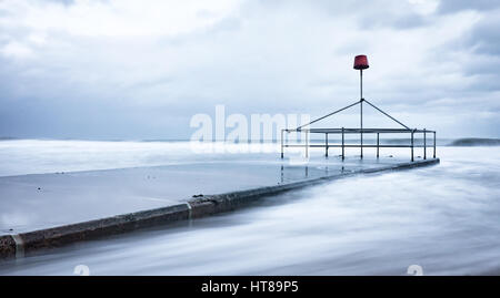 Bournemouth Groyne intorno al tramonto sulla serata di tempesta Foto Stock