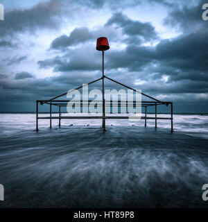 Bournemouth Groyne intorno al tramonto sulla serata di tempesta Foto Stock