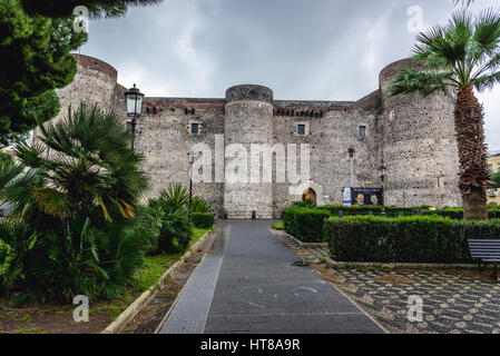 Il XIII secolo il castello di Orso (Castello Ursino noto anche come Castello Svevo di Catania) nella città di Catania, sul lato est della Sicilia Isola, Italia Foto Stock