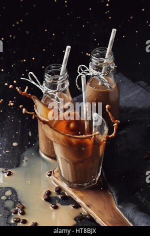 Schizzi di caffè sul tavolo Foto Stock