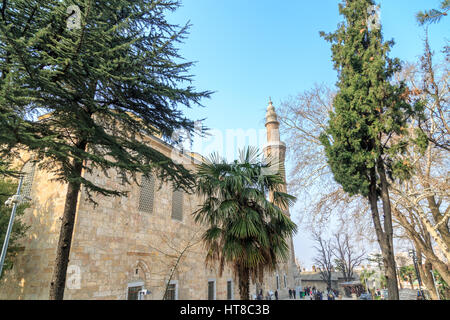 La moschea Ulucami con alberi a Bursa, Turchia Foto Stock