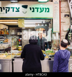 Un popolare Falafel shop nella colorata Mahane Yehuda Market di Gerusalemme Foto Stock