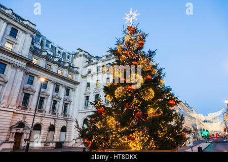 Inghilterra, Londra, Regent Street, Waterloo Place e St James albero di Natale Foto Stock