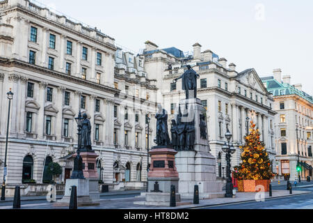 Inghilterra, Londra, Regent Street, Waterloo Place, Protezioni Guerra di Crimea Memorial e albero di Natale Foto Stock