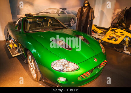 Inghilterra, Londra Covent Garden, London Film Museum, la Jaguar XKR Auto dal film di James Bond muore un altro giorno datata 2002 Foto Stock