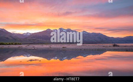 Le montagne con il lago di Wakatipu di sunrise, Glenorchy vicino a Queenstown,, Otago Southland, Nuova Zelanda Foto Stock