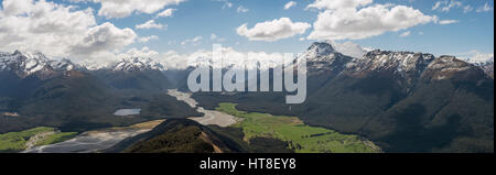 Vista sul fiume Dart e del paesaggio di montagna, Mount Alfred, Glenorchy a Queenstown, Alpi del Sud,, Otago Southland, Nuova Zelanda Foto Stock