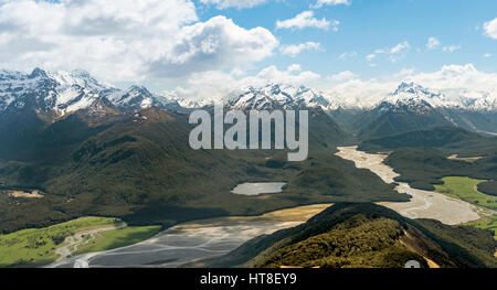 Vista sul fiume Dart e del paesaggio di montagna, Mount Alfred, Glenorchy a Queenstown, Alpi del Sud,, Otago Southland, Nuova Zelanda Foto Stock