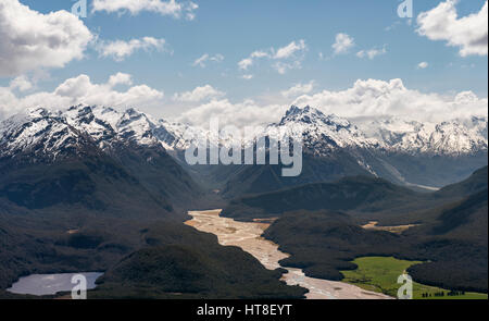 Vista sul fiume Dart e del paesaggio di montagna, Mount Alfred, Glenorchy a Queenstown, Alpi del Sud,, Otago Southland, Nuova Zelanda Foto Stock