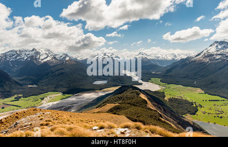 Vista sul fiume Dart e del paesaggio di montagna, Mount Alfred, Glenorchy a Queenstown, Alpi del Sud,, Otago Southland, Nuova Zelanda Foto Stock